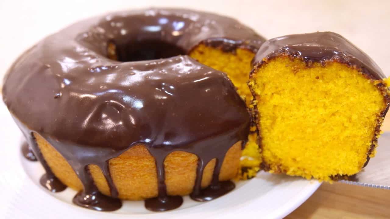 Bolo de cenoura com cobertura de chocolate: